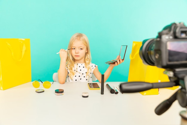 Jolie petite blogueuse beauté. Fille parlant devant la caméra pour vlog. Jeune femme noire travaillant comme blogueuse, enregistrement d'un didacticiel vidéo pour Internet.