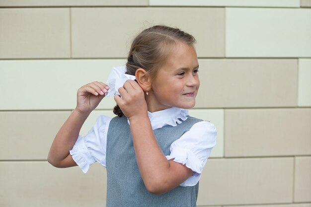 Jolie petite écolière dans son uniforme