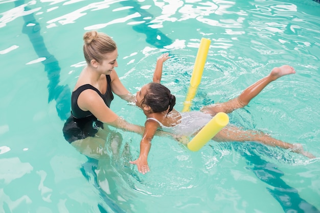 Jolie petite fille, apprendre à nager avec l&#39;entraîneur