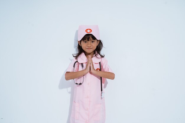 Jolie petite fille asiatique portant un uniforme de médecin