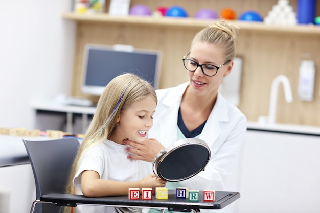 Jolie Petite Fille Au Bureau De L'orthophoniste