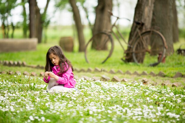 Jolie petite fille au champ de printemps