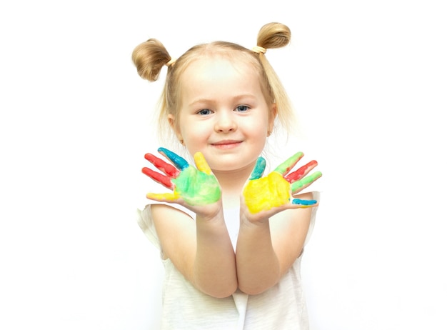 Jolie petite fille aux mains peintes. Isolé sur fond blanc.