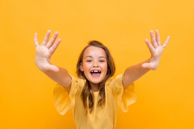 Jolie petite fille en belle robe se réjouit de sa vie isolée sur orange