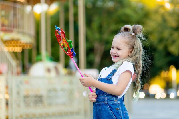 Jolie petite fille blonde dans un parc d'attractions