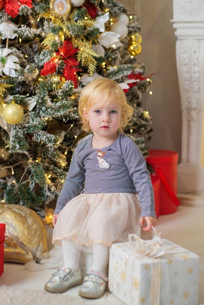 jolie petite fille avec des cadeaux de noël