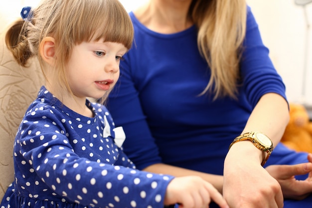 Jolie Petite Fille Sur Le Canapé Avec Maman Utilise Un Ordinateur Portable