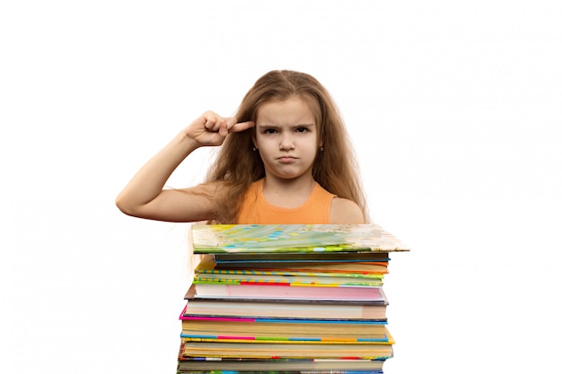 Jolie petite fille caucasienne avec des livres.