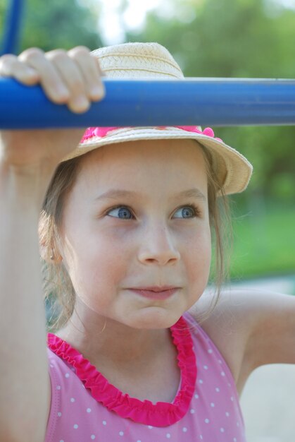 Jolie petite fille avec un chapeau souriant. Portrait d&#39;été.