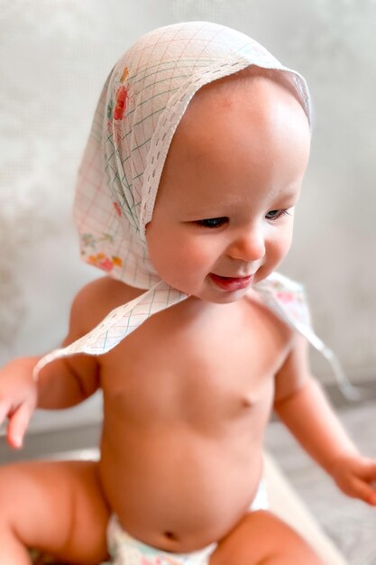 Une jolie petite fille avec un chapeau.