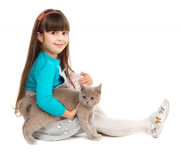 Jolie petite fille avec chat dans les mains