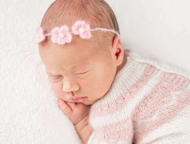 Jolie petite fille en costume tricoté et bandeau