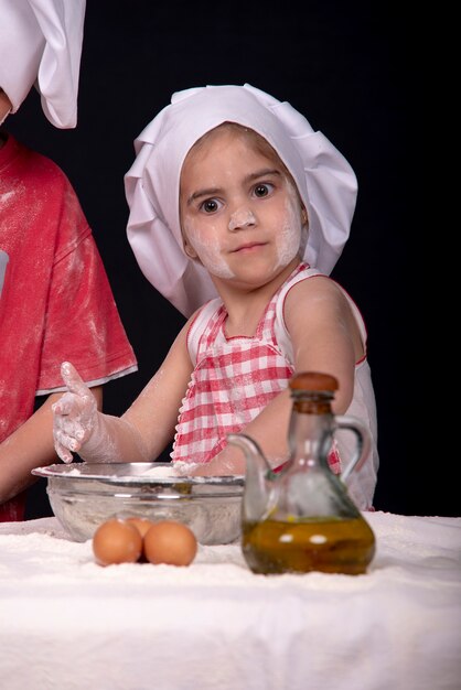 Jolie Petite Fille Cuisine Dans La Cuisine