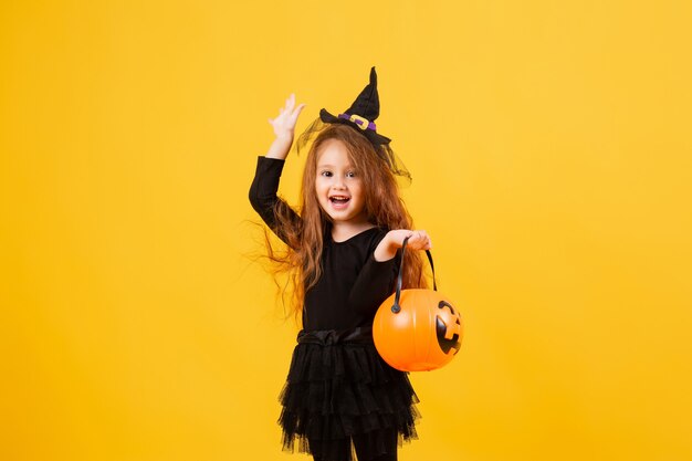 Jolie petite fille dans un costume d'Halloween de sorcière