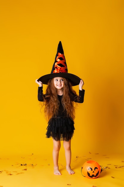 Jolie petite fille dans un costume d'Halloween de sorcière
