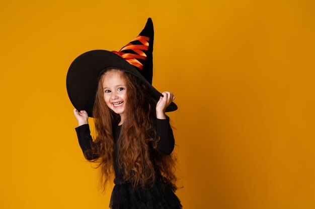Jolie petite fille dans un costume d'Halloween de sorcière