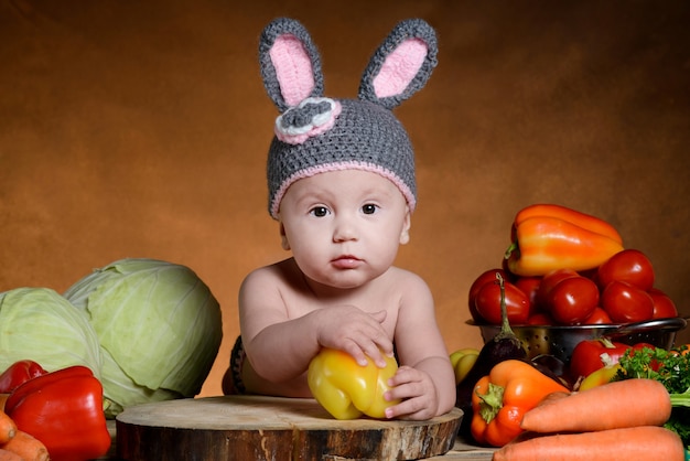 Jolie petite fille dans un costume de lapin. Lapin de Pâques.