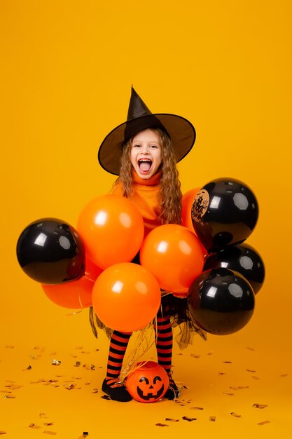 Jolie petite fille dans un costume de sorcière pour Halloween