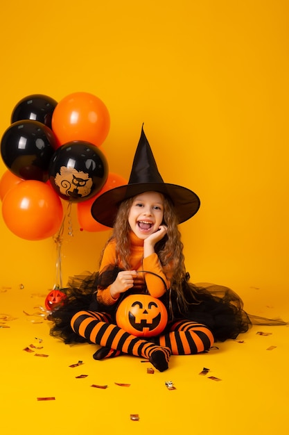 Jolie petite fille dans un costume de sorcière pour Halloween