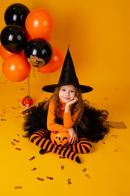 Jolie petite fille dans un costume de sorcière pour Halloween