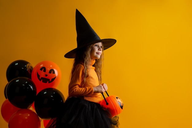 Jolie petite fille dans un costume de sorcière pour Halloween