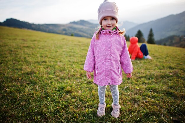 Jolie petite fille dans les montagnes. Petit découvreur.