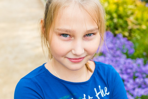 Jolie petite fille dans le parc