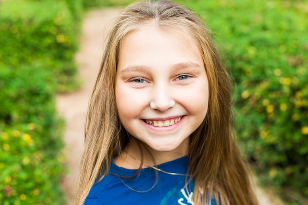 Jolie petite fille dans le parc