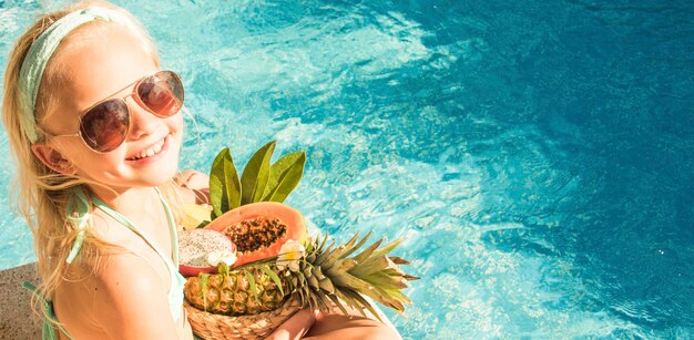 Jolie petite fille dans la piscine, vacances d'été.