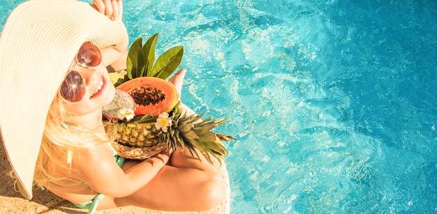 Jolie petite fille dans la piscine, vacances d'été.