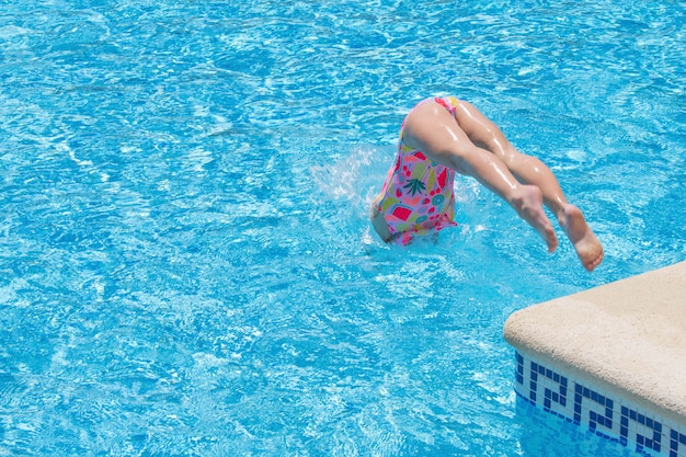 Jolie petite fille dans la piscine, vacances d'été.