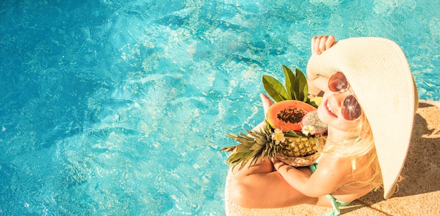 Jolie petite fille dans la piscine, vacances d'été.