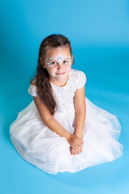 Jolie petite fille dans une robe blanche