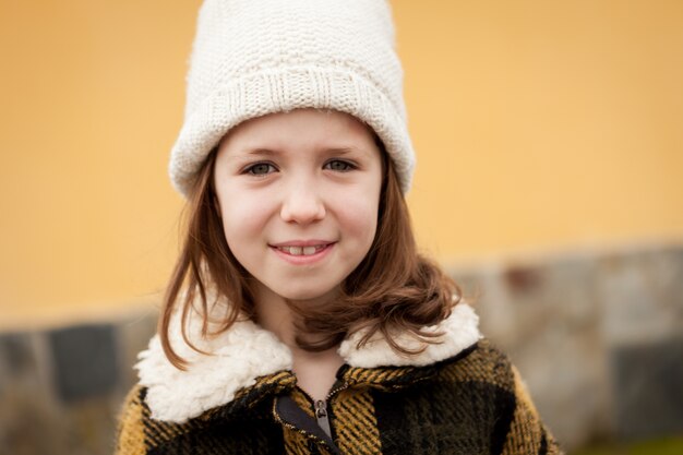 Jolie petite fille dans la rue