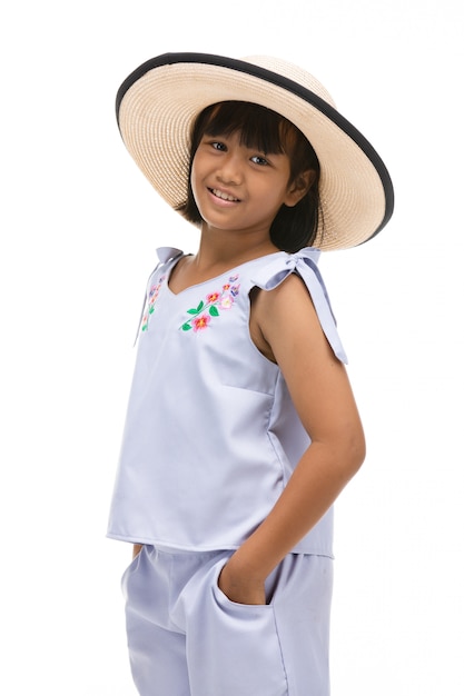 Jolie petite fille debout en maillot de bain et chapeau blanc