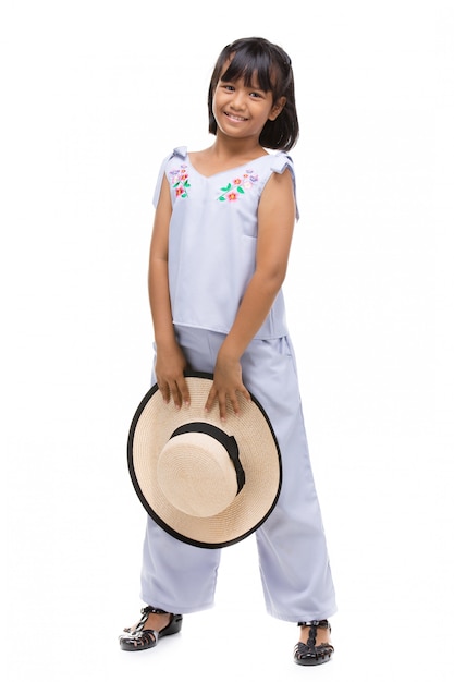 Jolie petite fille debout en maillot de bain et chapeau blanc