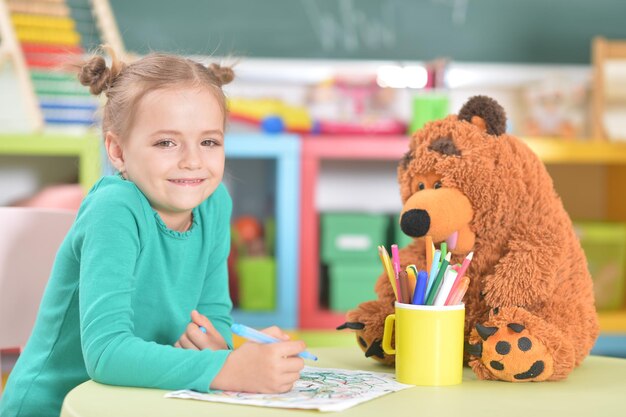 Jolie petite fille dessinant dans sa chambre