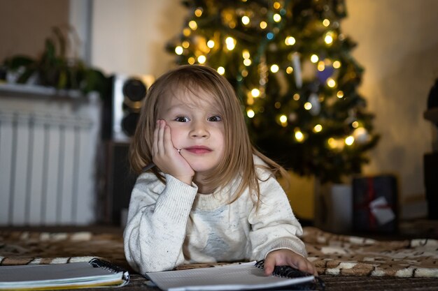 Jolie petite fille écris une lettre au père Noël