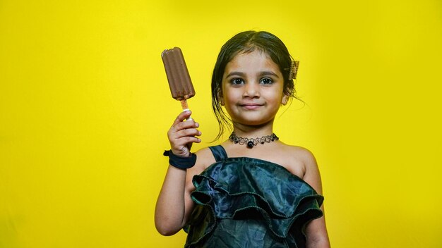 Jolie petite fille enfant mangeant de la glace