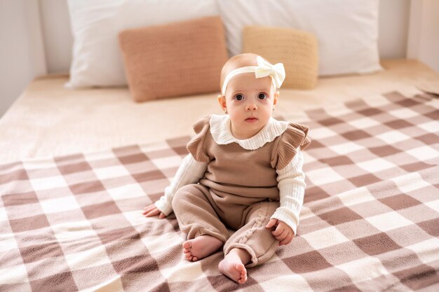 Mignon Petit Bébé Garçon Dans Un Costume Tricoté En Laine Apprenant à  S'asseoir Sur Le Sol Dans Un Salon Lumineux Bébé Souriant Jouant Au  Développement Précoce Des Enfants