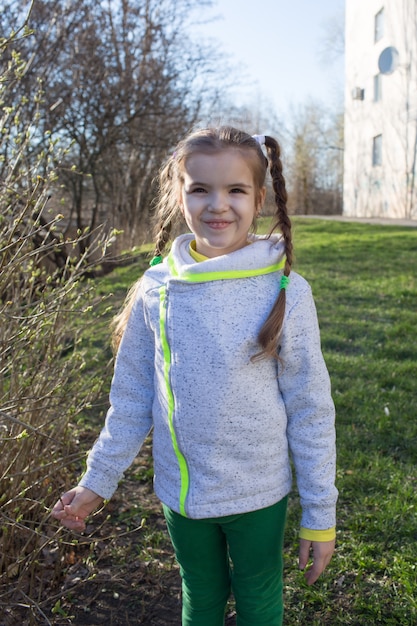 Jolie petite fille à l'extérieur