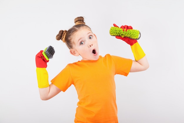 Jolie petite fille en gants avec des pinceaux