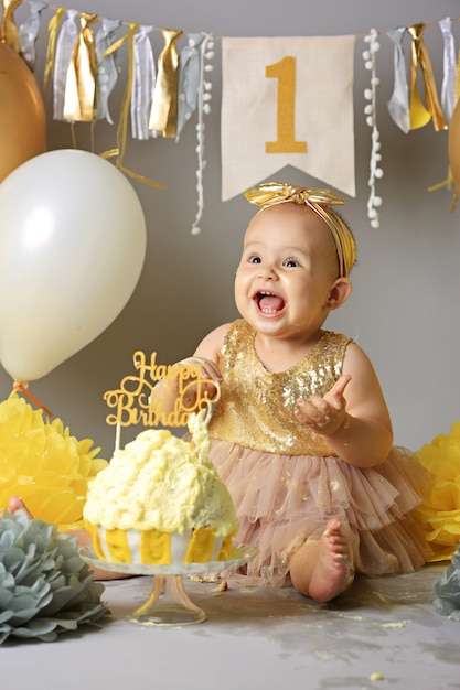 Jolie petite fille avec un gâteau d'anniversaire. Bébé mignon sur sa fête d'anniversaire. Cake Smash