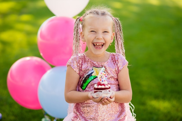 Jolie petite fille avec un gâteau d'anniversaire