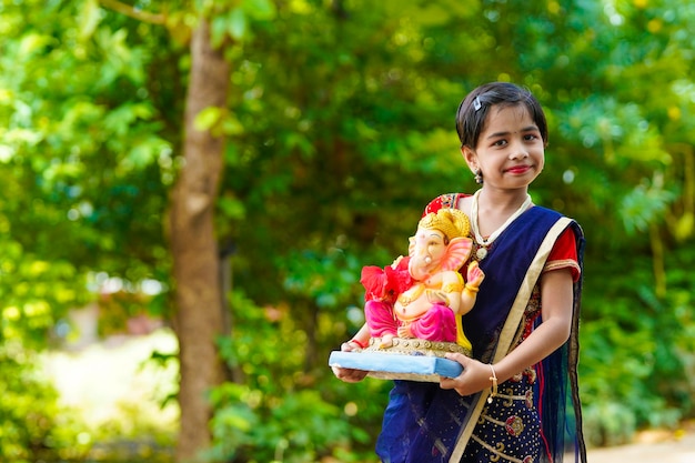 Jolie petite fille indienne célébrant le festival du seigneur ganesha