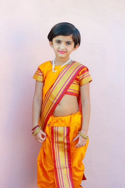 Jolie petite fille indienne en costume traditionnel