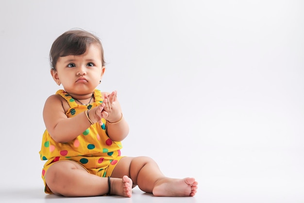 Jolie petite fille indienne souriante et donnant l'expression