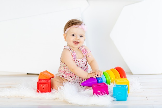 Jolie petite fille jouant avec des jouets colorés