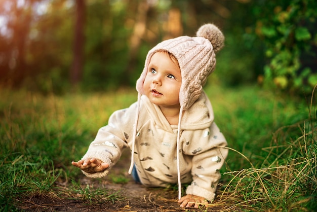 Jolie petite fille jouant en plein air