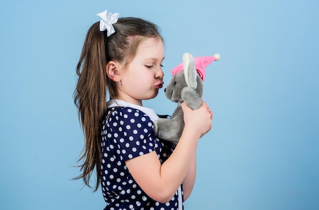 Jolie petite fille avec jouet préféré Jardin d'enfants et jeux éducatifs Répandre l'amour Enfant jolie fille jouer avec une souris en peluche Enfance heureuse Garde d'enfants Enfance douce Concept d'enfance